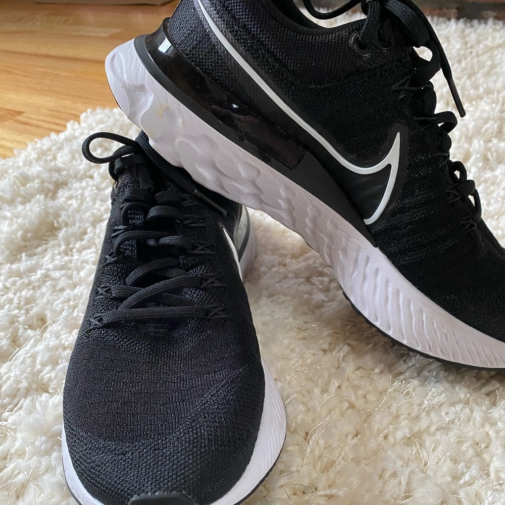 Women’s Nike sneakers